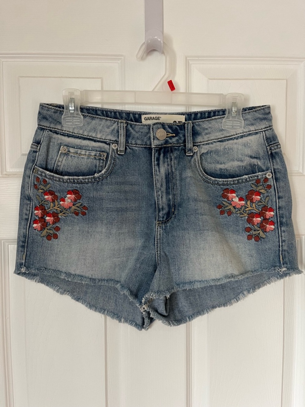 Garage embroidered jean short